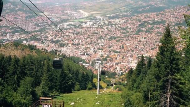 Trebevica Kolejka Linowa Pasażerami Szczyt Góry Pobliżu Sarajewa Bośnia Panoramicznym — Wideo stockowe