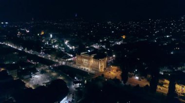 Saraybosna belediye binası ve şehir merkezinin gece hava görüntüsü