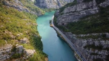 Neretva Kanyonu 'nun nefes kesen manzarası, Bosna' nın Neretva kentinde bir karayolu follüzyonu nehri.
