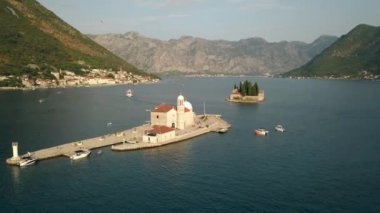 Kayalıklardaki leydimizin insansız hava aracı görüntüsü ya da yerlilerin deyimiyle 