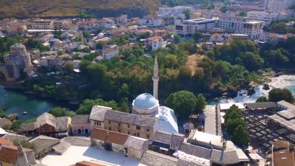 Drone Circulante Tiro Uma Mesquita Mostar Com Ponte Famosa Fundo — Vídeo de Stock
