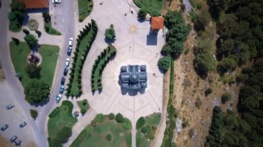 İnsansız hava aracı, Bosna-Hersek 'in Trebinje kentindeki tepedeki Hercegovacka Gracanica ortodoks manastırının tam üstünde görülüyor.