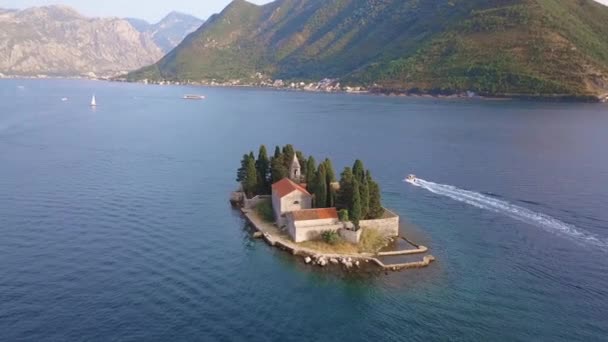 美しい小さな島 モンテネグロのBoka Kotorska湾のカトリック修道院であるSaint George — ストック動画