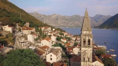 Perast, Boka Kotorska, Karadağ 'da çimlerin büyüdüğü eski bir katedralin hava manzarası