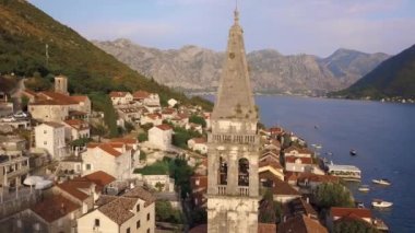 Perast, Boka Kotorska, Karadağ 'da üzerinde ot büyüyen eski bir katedralin insansız hava aracı görüntüsü