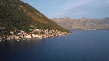 Güzel Perast kasabasına yaklaşan İHA ve Karadağ 'ın Boka Kotorska körfezinden geçen tekneler