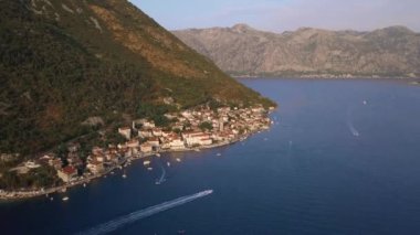 Karadağ 'ın Boka Kotorska körfezinde güzel Perast kasabasının hava manzarası ve geçen tekneler