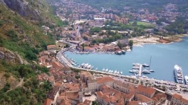 Karadağ 'ın Boka körfezindeki Kotor limanının havadan görüntüsü