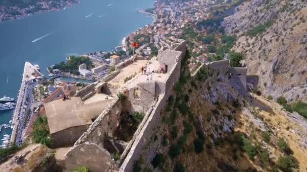 Vista Drone Antiga Fortaleza Arruinada Acima Cidade Kotor Bandeira Montenegrina — Vídeo de Stock