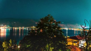 Gün be gün Njivice, Herceg Novi ve körfezdeki yıldız geçişi bu iki kıyı bölgesini birbirine bağlıyor.