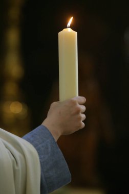 Saint-Gervais-Saint-Protais kilisesindeki Kudüs Manastırı Kardeşliği cemaati. Fransa. 