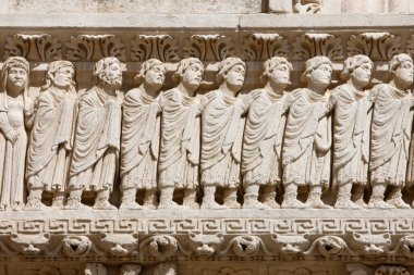 Saint-Trophime Kilisesi timpanumu. Seçilmiş kişi. Fransa. 