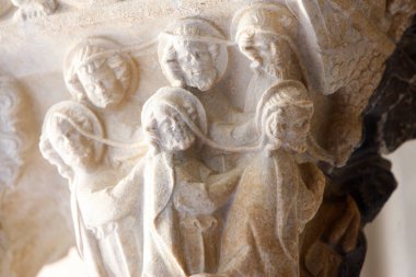Saint-Trophime kilise manastırı başkenti. Fransa. 