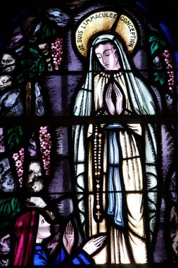 Bakire Meryem 'i simgeleyen lekeli camlar. Fransa. 