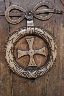 Katolik kilisesinin ahşap kapısı. Fransa. 