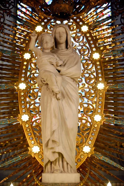 四角大教堂的圣母和儿童雕塑 — 图库照片