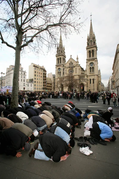 Muslim Demonstration Front Church Paris France — Stock Photo, Image