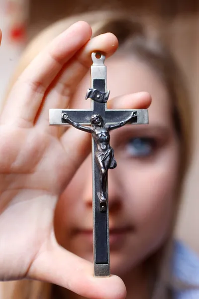 Adolescente Sosteniendo Crucifijo Francia —  Fotos de Stock