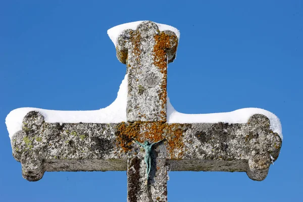 雪はイエスの彫刻によって変化します フランス — ストック写真