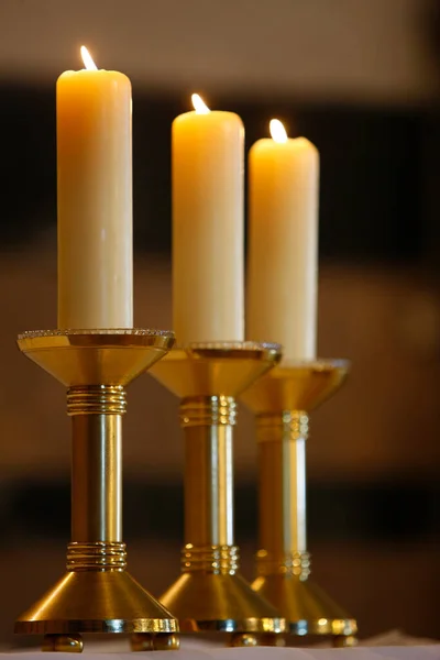 天主教教堂里的三支祭坛蜡烛法国 — 图库照片