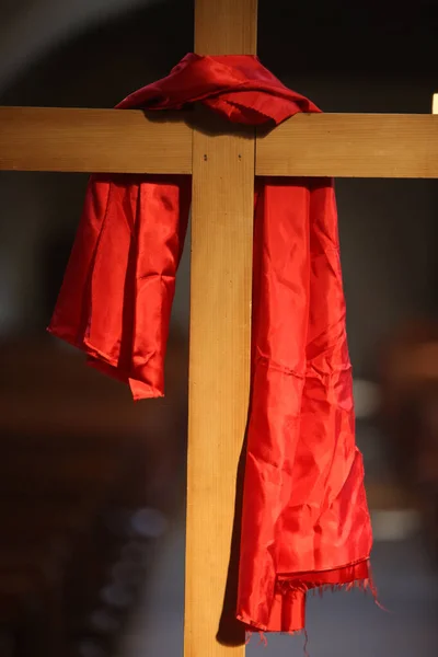Красная Ткань Кресте Страстную Пятницу Святая Неделя Франция — стоковое фото