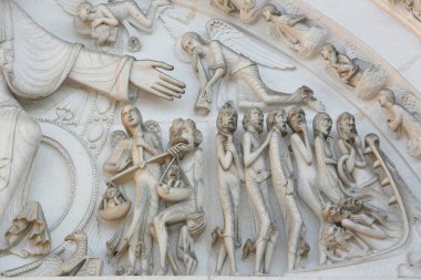 Son karar Vezelay Bazilikası 'nın timpanumunda resmedildi. Fransa. 