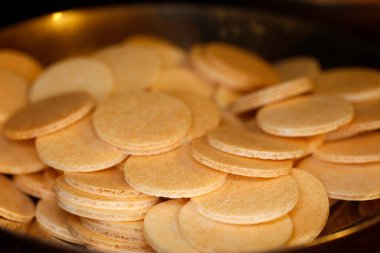 Kutsal komünyon için waffle ev sahipleri. Fransa. 