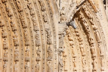 Katedral batı kanadı kemerleri. Heykeller. Fransa. 