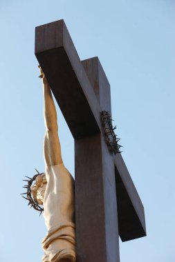 19. yüzyıl süvarileri Notre-Dame des Doms katedralinin dışında. Fransa. 