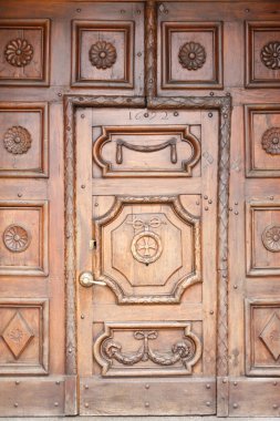 Megeve Kilisesi 'nin ahşap kapısı. Fransa. 