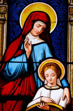Saint-Louis katedralinde lekeli camlar: Annesi Ann tarafından öğretilen Mary. Fransa. 