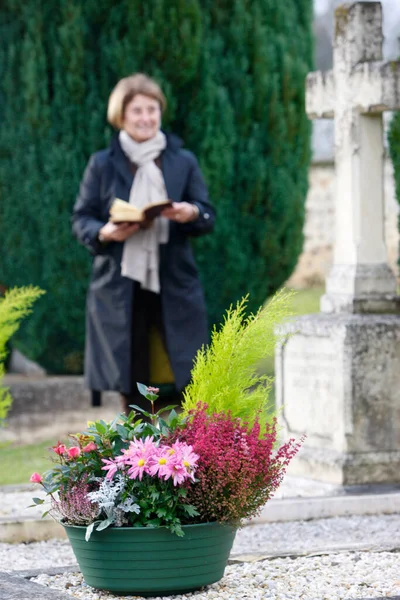 Християнська Жінка Кладовищі Франція — стокове фото