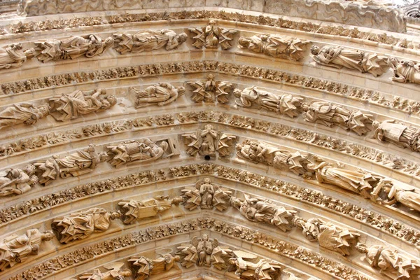 Reims大教堂玛丽的大门拱门 雕塑品法国 — 图库照片