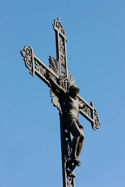 Γολγοθά Εναντίον Γαλάζιου Ουρανού Ιησούς Στο Σταυρό Γαλλία — Φωτογραφία Αρχείου