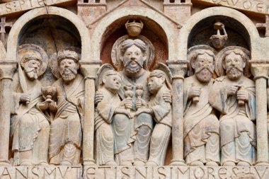 Sainte Foy Abbey Kilisesi 'nin timpanumu İbrahim. Fransa. 