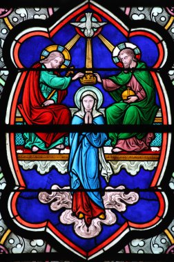  Kutsal Üçlü Kilisesi 'nde lekeli camlar. Fransa. 