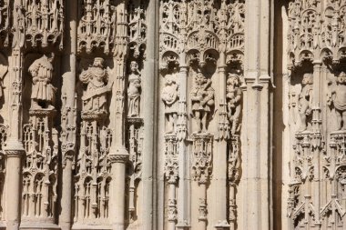 Notre-Dame kilisesinin kapı heykelleri. Fransa. 