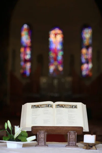 Otevřená Bible Oltáři Kostele Francie — Stock fotografie