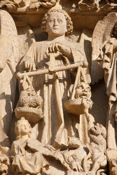 아미앵 대성당입니다 판결문은 Tympanum 미카엘 영혼의 무게를 프랑스 — 스톡 사진