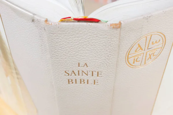 Wihte Bíblia Sagrada Uma Igreja França — Fotografia de Stock