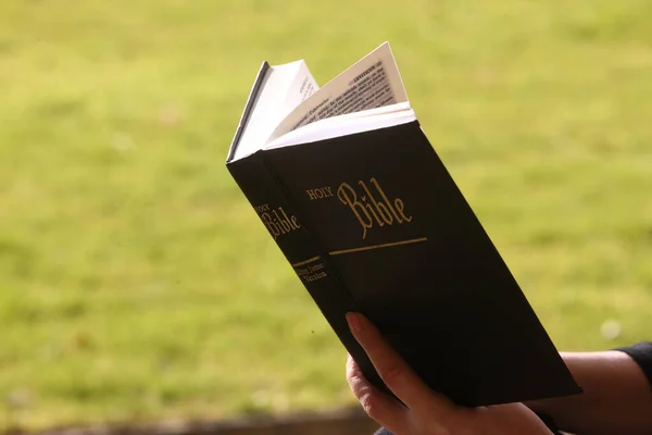 Kobieta Czytająca Biblię Zbliżenie Francja — Zdjęcie stockowe