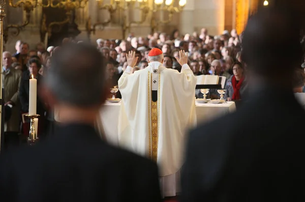 Aartsbisschop Viert Mis Saint Eustache Kerk Frankrijk — Stockfoto