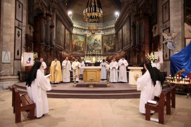 Notre-Dame-des-Victoires Bazilikası 'nda akşam duası. Fransa. 
