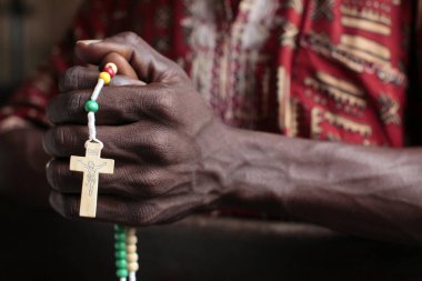 Afrikalı adam tespih çekiyor. Benin.. 