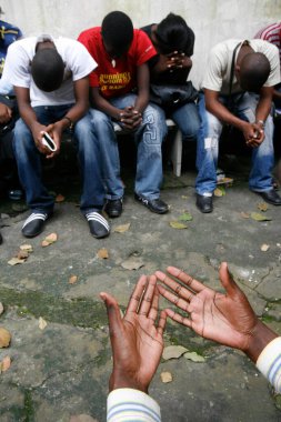 Bir grup Afrikalı Hıristiyan dışarıda dua ediyor. Brazzaville. 
