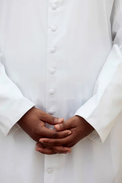 Padre Africano Fechar Mãos Benin — Fotografia de Stock