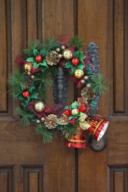 Kapıda Noel taçlandırması süsü. Çin. 