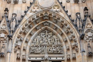 St. Vitus Katedrali timpanumu. Çarmıha gerilme. Çek Cumhuriyeti. 