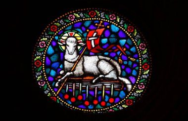 Budapeşte 'deki Aziz Matthias kilisesinde İsa' nın vitraylı penceresi. Macaristan. 