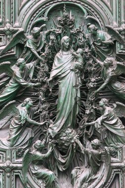 Milano 'lu Duomo. Bakire ve çocuk heykeli. İtalya. 